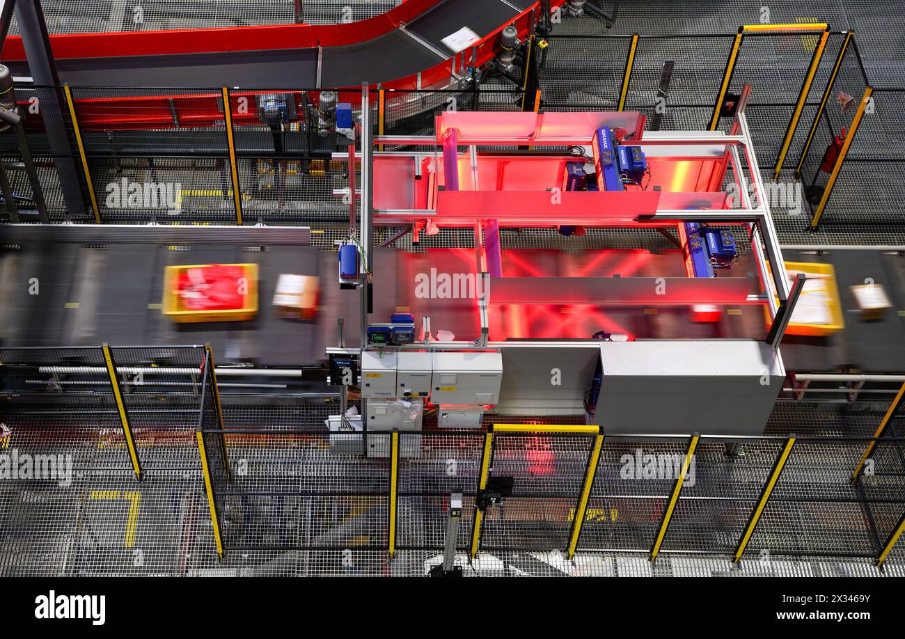 Istanbul, Turchia. 23 aprile 2024. I pacchi e i pacchi vengono eseguiti su nastri trasportatori e vengono scansionati e smistati presso il centro logistico DHL Express di Istanbul. Crediti: Bernd von Jutrczenka/dpa/Alamy Live News Foto Stock