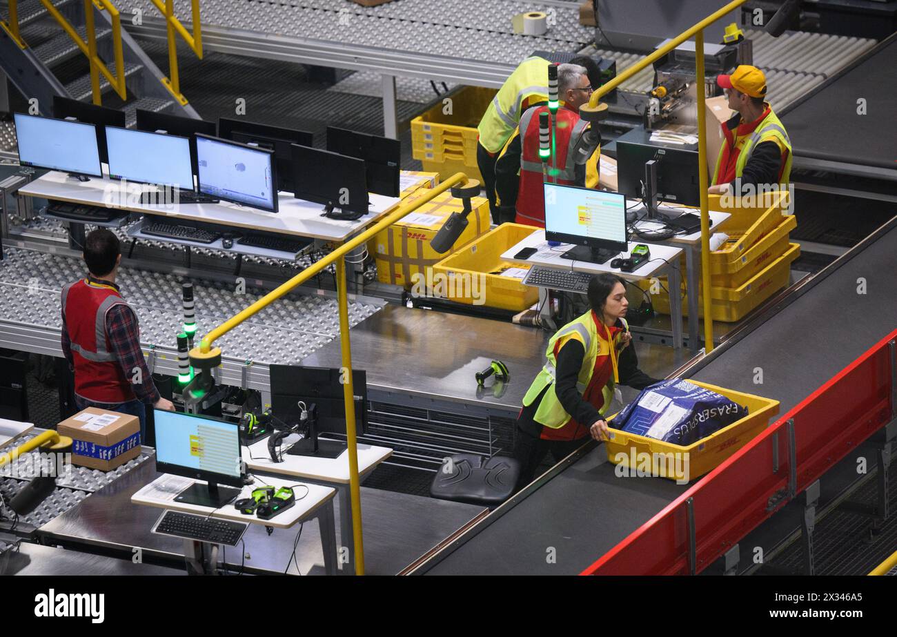 Istanbul, Turchia. 23 aprile 2024. I pacchi e i pacchi vengono eseguiti su nastri trasportatori e vengono scansionati e smistati presso il centro logistico DHL Express di Istanbul. Crediti: Bernd von Jutrczenka/dpa/Alamy Live News Foto Stock