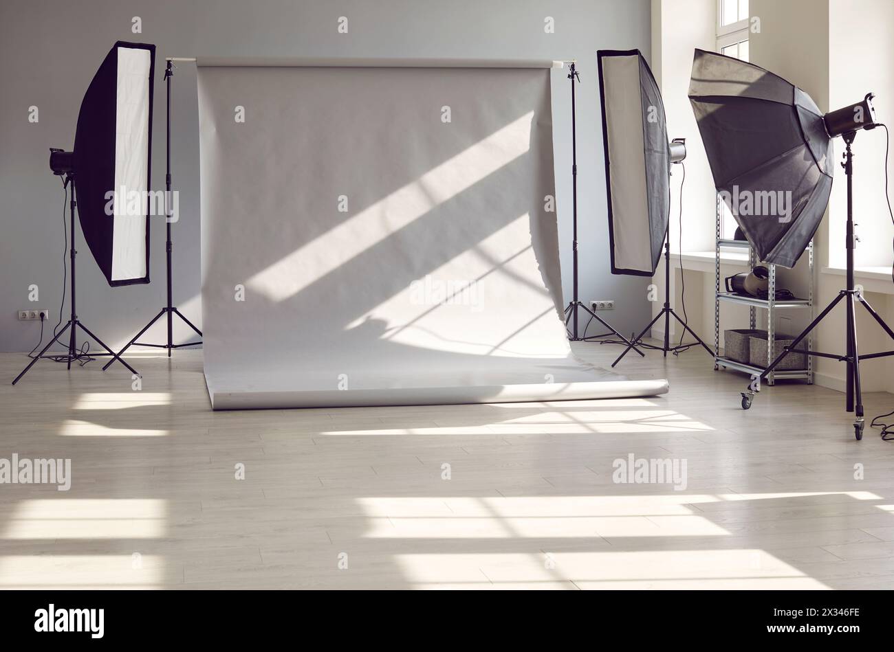 Interno di un moderno studio fotografico vuoto con apparecchiature di illuminazione professionali. Foto Stock