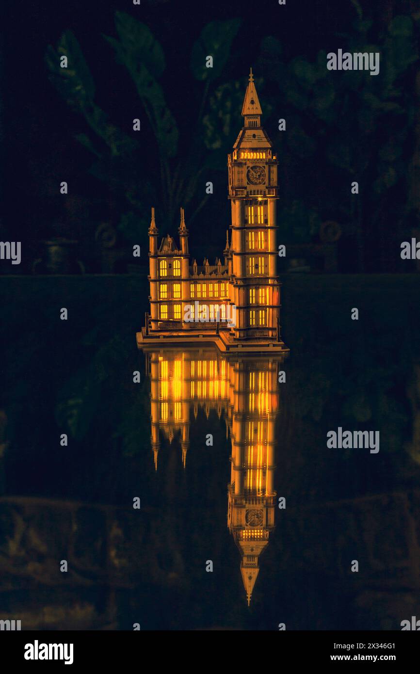 Modello Big Ben di notte Foto Stock