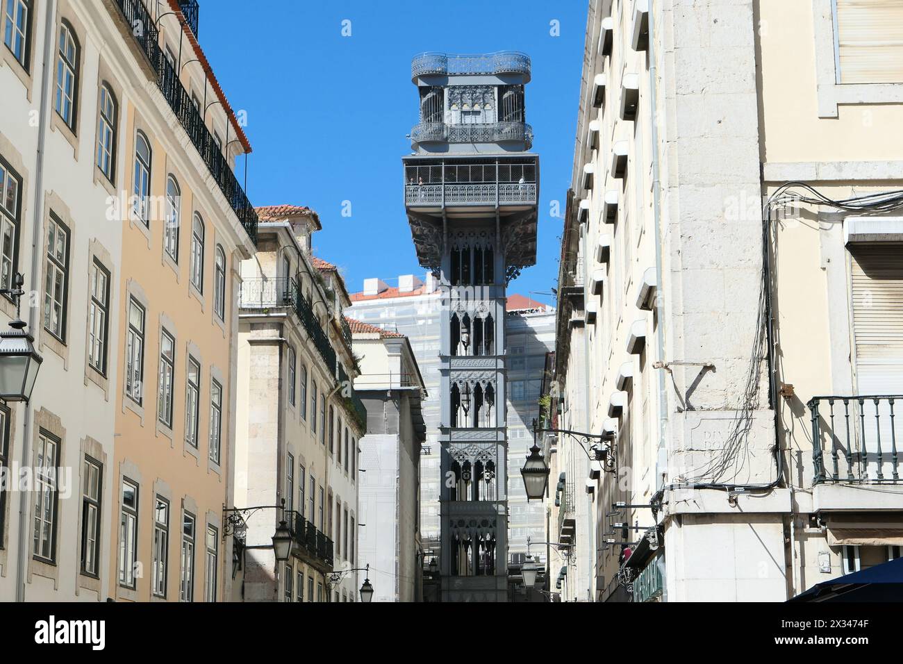 Lisbona, Portogallo. 21 aprile. 2024. Ascensore di Santa Justa. Attrazione turistica risalente all'inizio del XX secolo situata nel quartiere Foto Stock