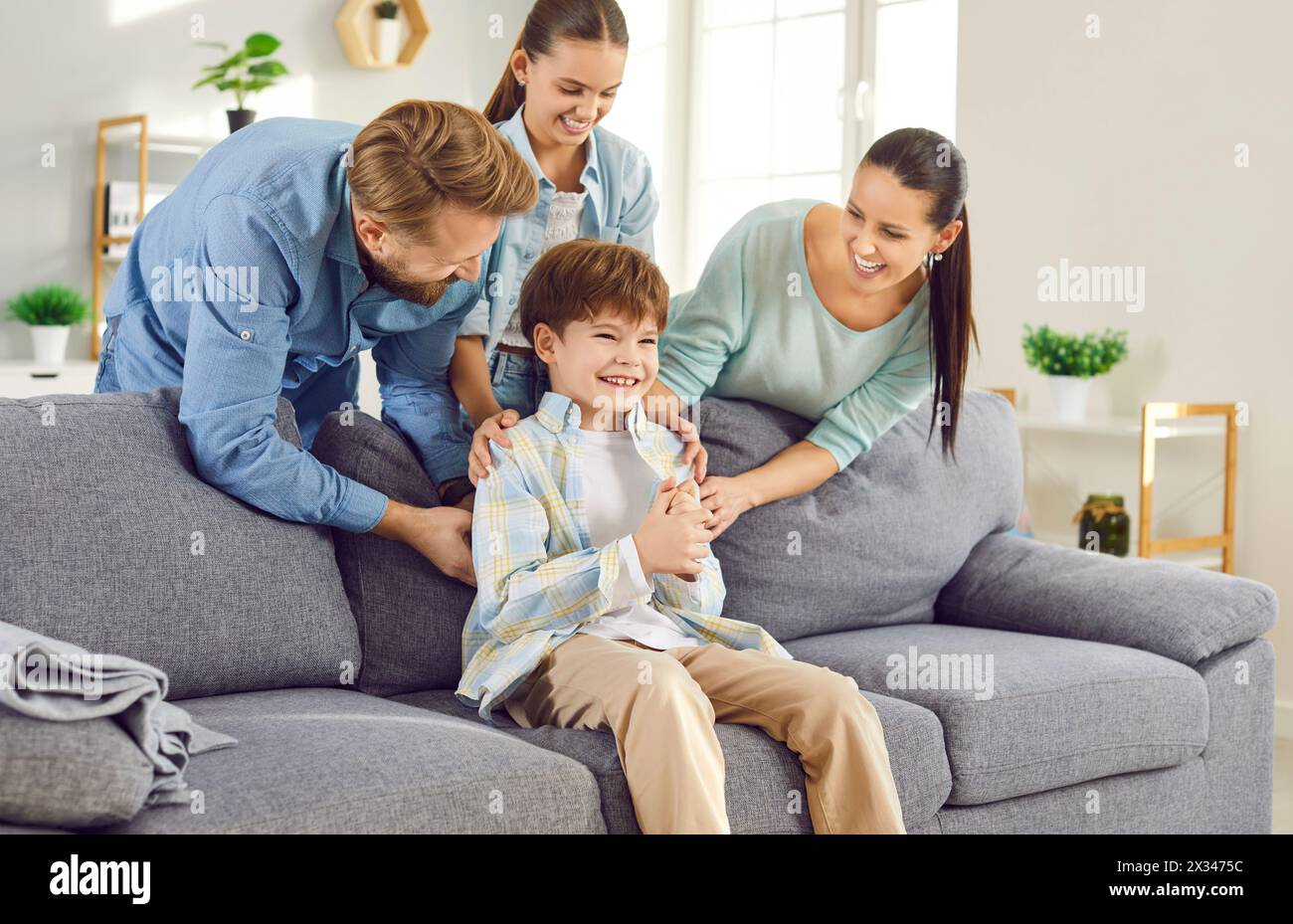 Figlio giovane, ragazzo che ride con un ritratto di famiglia felice, casa amorevole e felice emozione Foto Stock