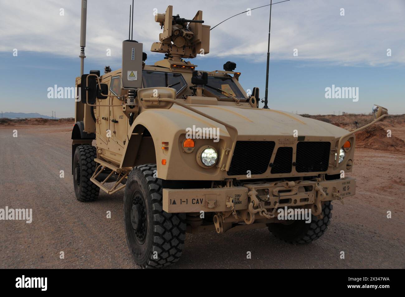 US Army Oshkosh M-ATV nel deserto del Texas Foto Stock