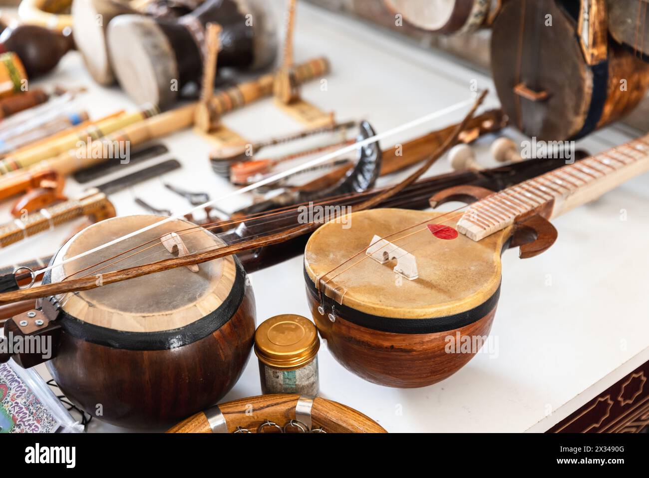 Gli strumenti musicali a corde dell'Asia centrale sono messi in vendita in un bazar di Bukhara, foto ravvicinata con una messa a fuoco morbida selettiva Foto Stock