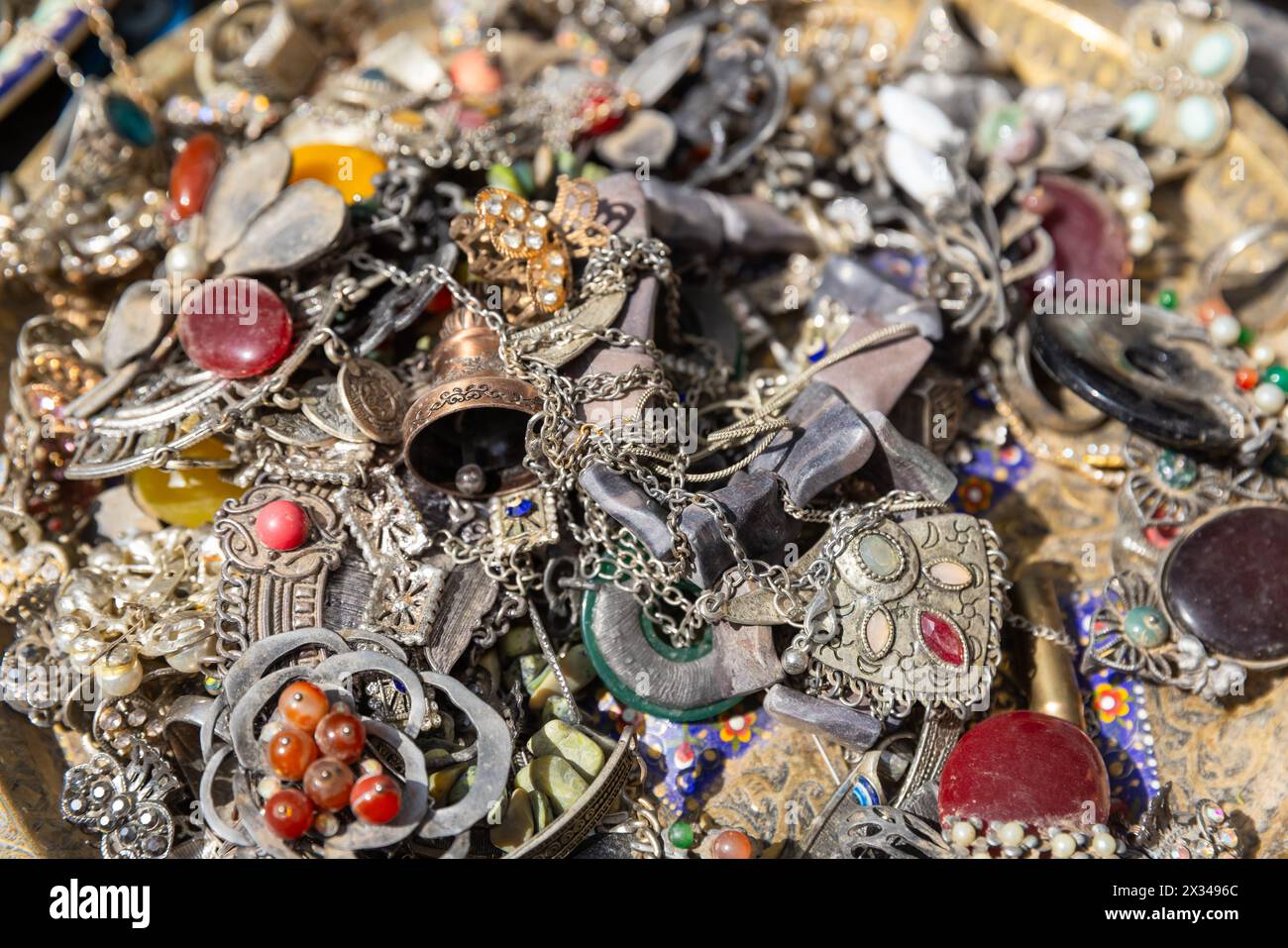 Una varietà di gioielli si trova sul bancone di un mercato di strada a Bukhara Foto Stock