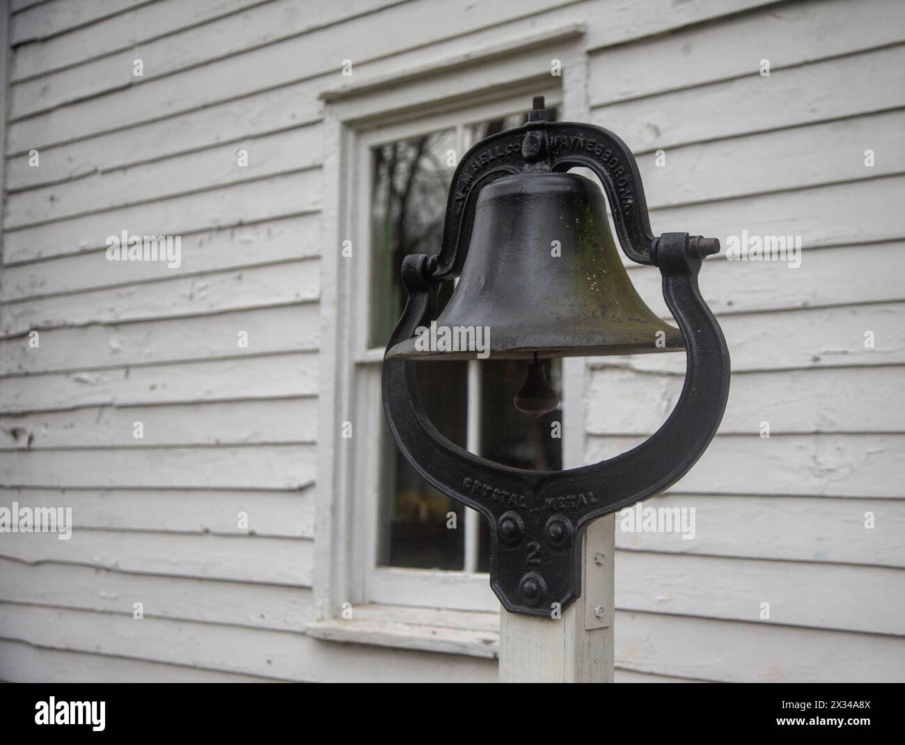 Campanello della scuola fuori da un vecchio edificio scolastico presso l'Hopper Goetschius Museum nel New Jersey Foto Stock