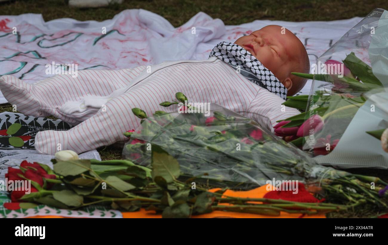 Westminster, Londra, Regno Unito. 24 aprile 2024. Bambole e piccole bare di cartone sono usate per simboleggiare i bambini morti. La gente partecipa a una veglia per la Palestina nella Piazza del Parlamento. Un elenco di bambini morti nel conflitto israelo-Hamas viene letto nell'evento altrimenti silenzioso. Crediti: Imageplotter/Alamy Live News Foto Stock