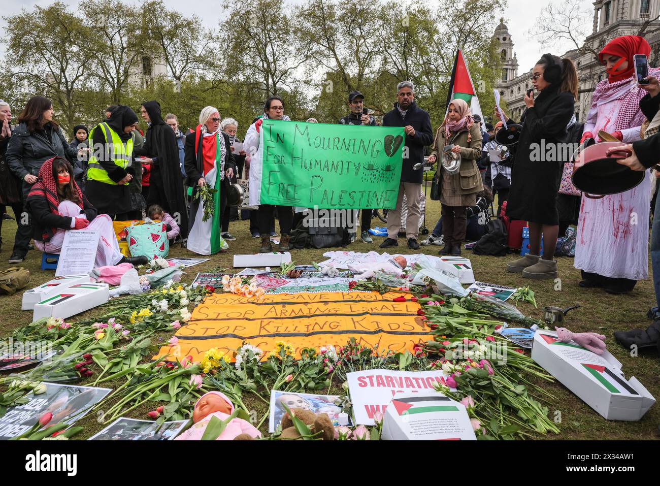 Westminster, Londra, Regno Unito. 24 aprile 2024. La gente partecipa a una veglia per la Palestina nella Piazza del Parlamento. Un elenco di bambini morti nel conflitto israelo-Hamas viene letto nell'evento altrimenti silenzioso. Crediti: Imageplotter/Alamy Live News Foto Stock