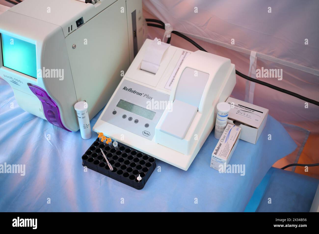 MOSCA - APR 28, 2015: Analizzatore biochimico Express Reflotron Plus e analizzatore ematologico automatico Poch-100i su un tavolo in una tenda modulare del fie Foto Stock
