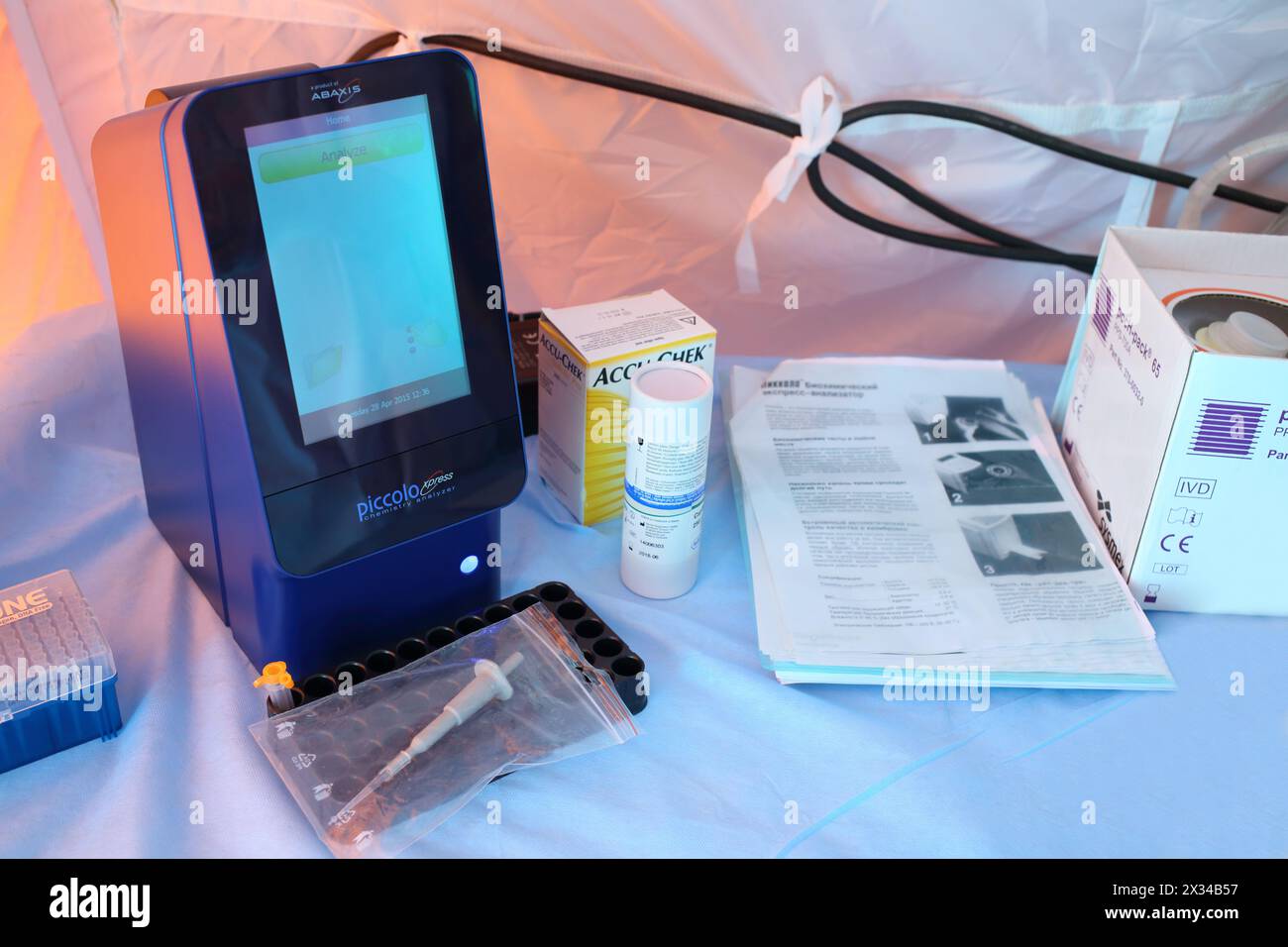 MOSCA - APR 28, 2015: Dispositivo diagnostico portatile analizzatore chimico piccolo Xpress su un tavolo in una tenda modulare dell'ospedale da campo Foto Stock