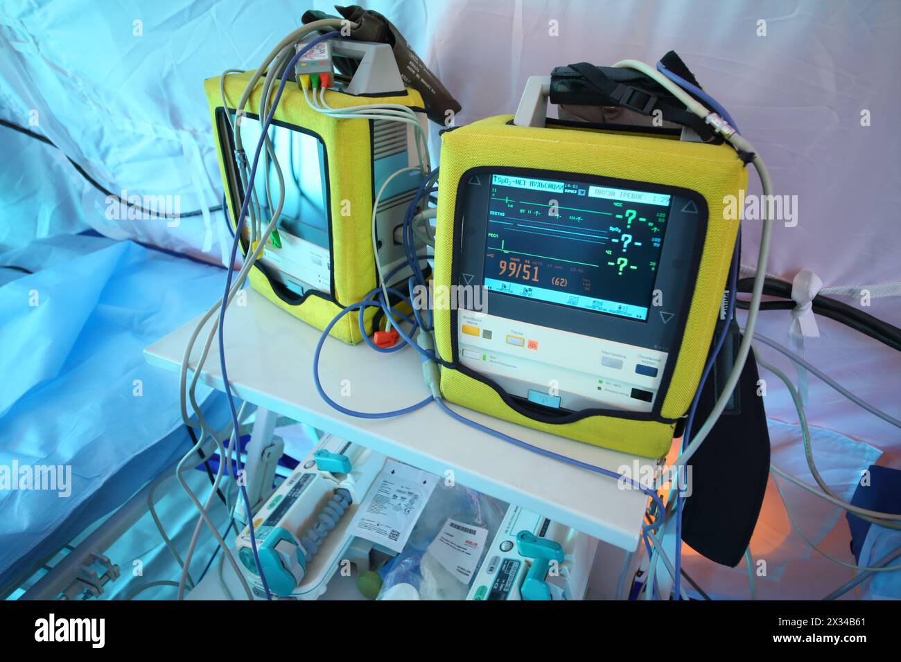 MOSCA - APR 28, 2015: Monitor al posto letto con schermo abilitato in una tenda modulare dell'ospedale da campo Foto Stock