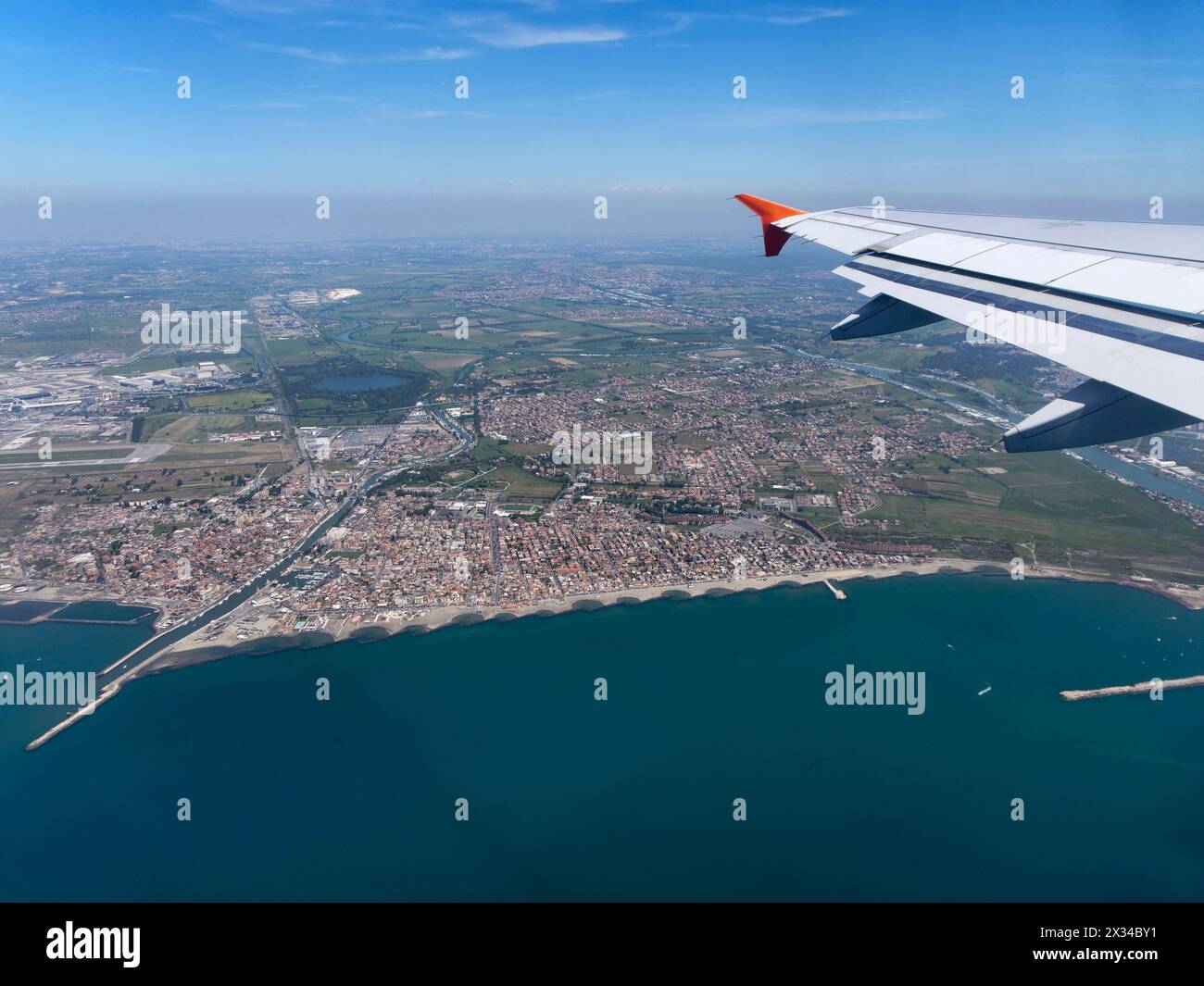 L'Italia, Lazio, vista aerea del litorale Thyrrhenian e Fiumicino città (il fiume Tevere a sinistra) Foto Stock