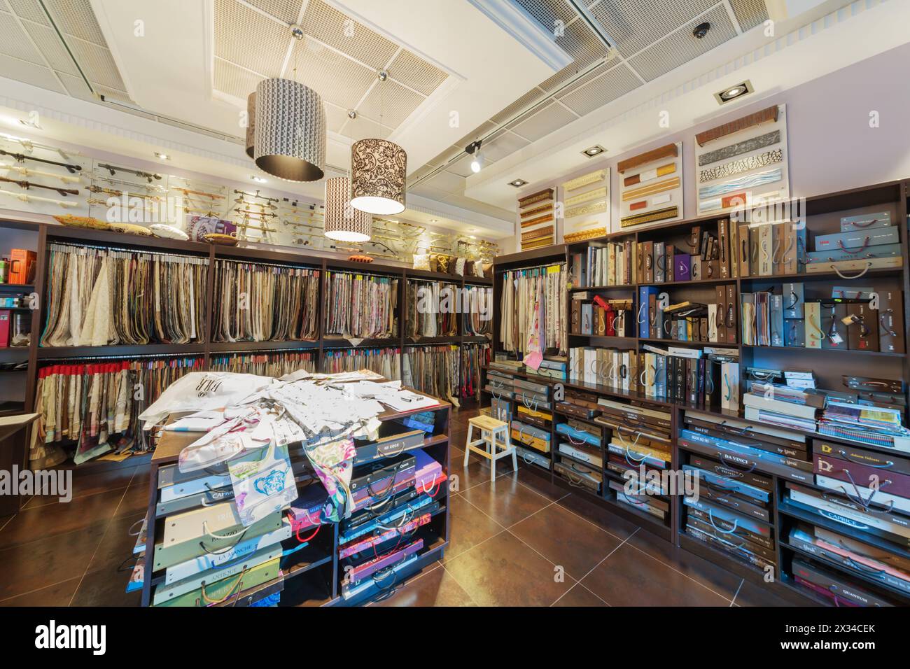 MOSCA, RUSSIA - 27 giugno 2016: Interno del salone di Uyut (comfort) Company. L'azienda offre prodotti di alta qualità per la decorazione di finestre. Foto Stock