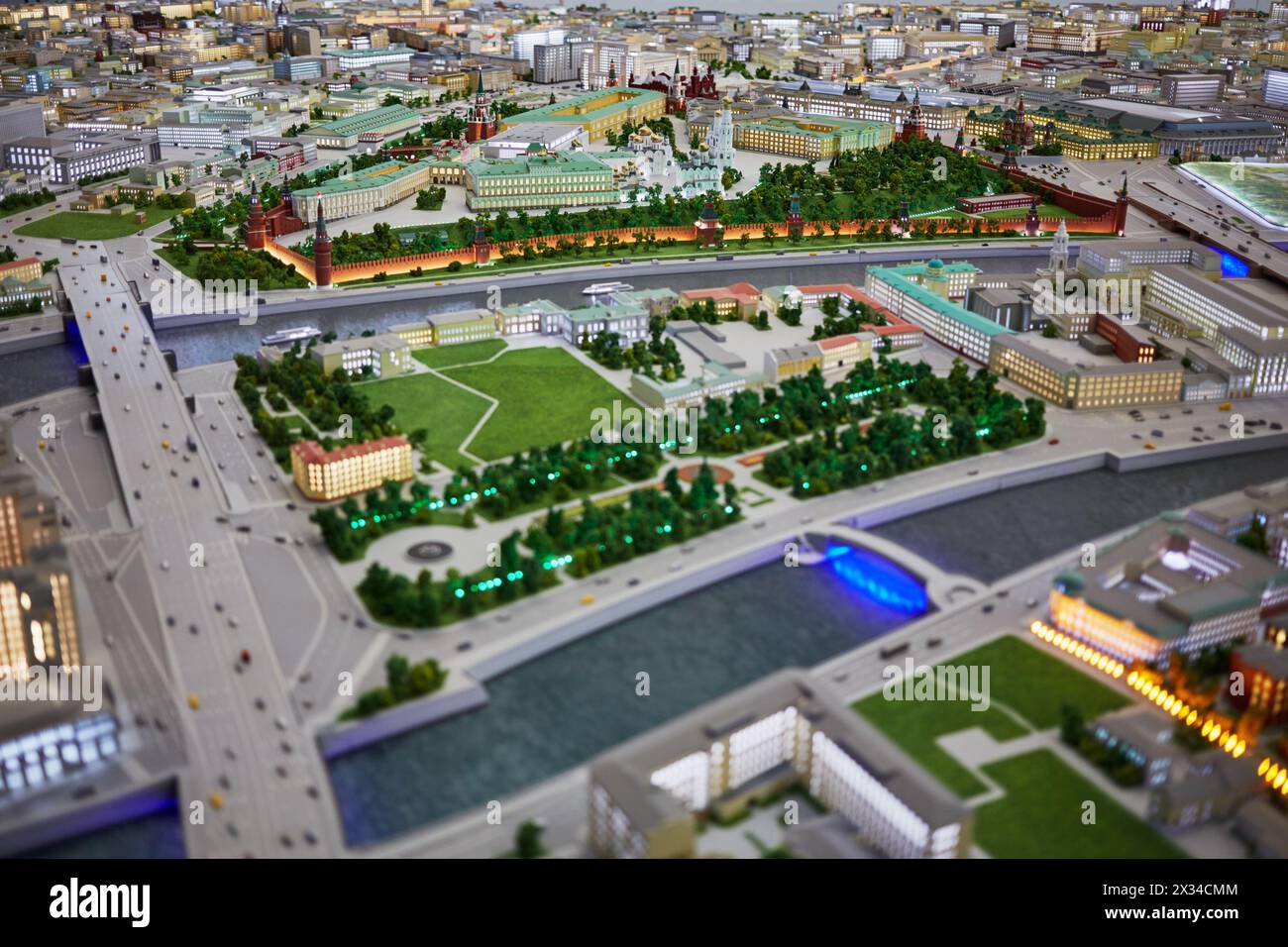 MOSCA, RUSSIA - 20 dicembre 2014: Miniatura del Cremlino di Mosca e parte dell'isola di Baltschug sul fiume Moskva alla mostra VDNKH. Foto Stock