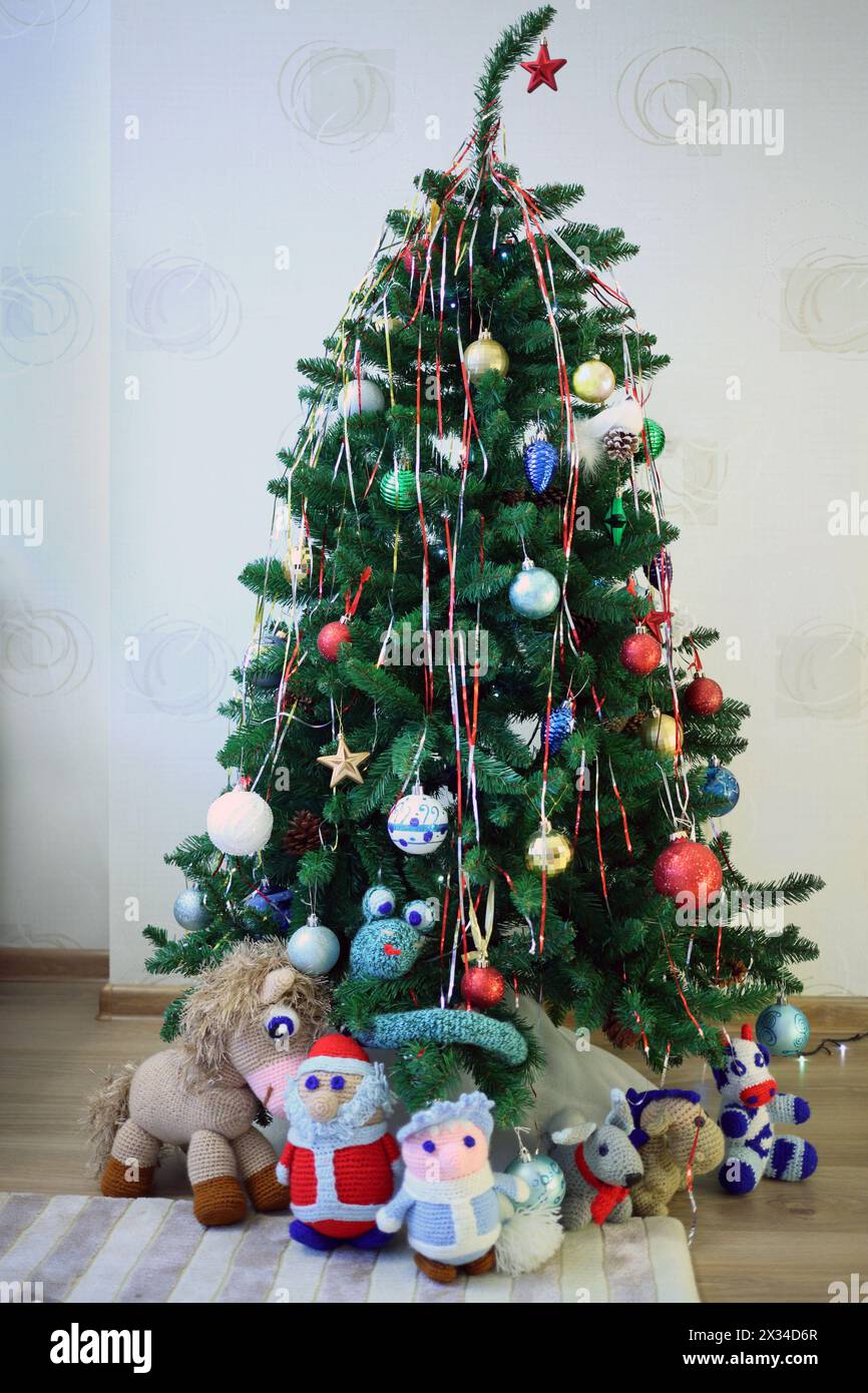 Giocattoli a maglia padre Frost, Fanciulla della neve e animali sotto l'albero di natale Foto Stock