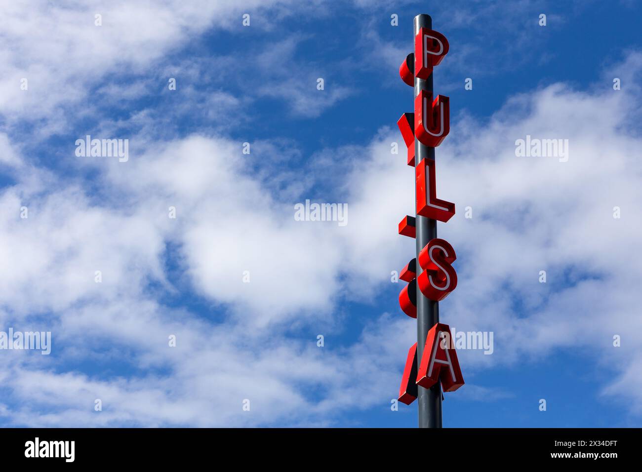 Reykjavik, Islanda, 14.05.22. Cartello rosso "PULSA" di fronte al più famoso stand di hot dog in Islanda a Baejarins Beztu nel centro di Reykjavik. Foto Stock