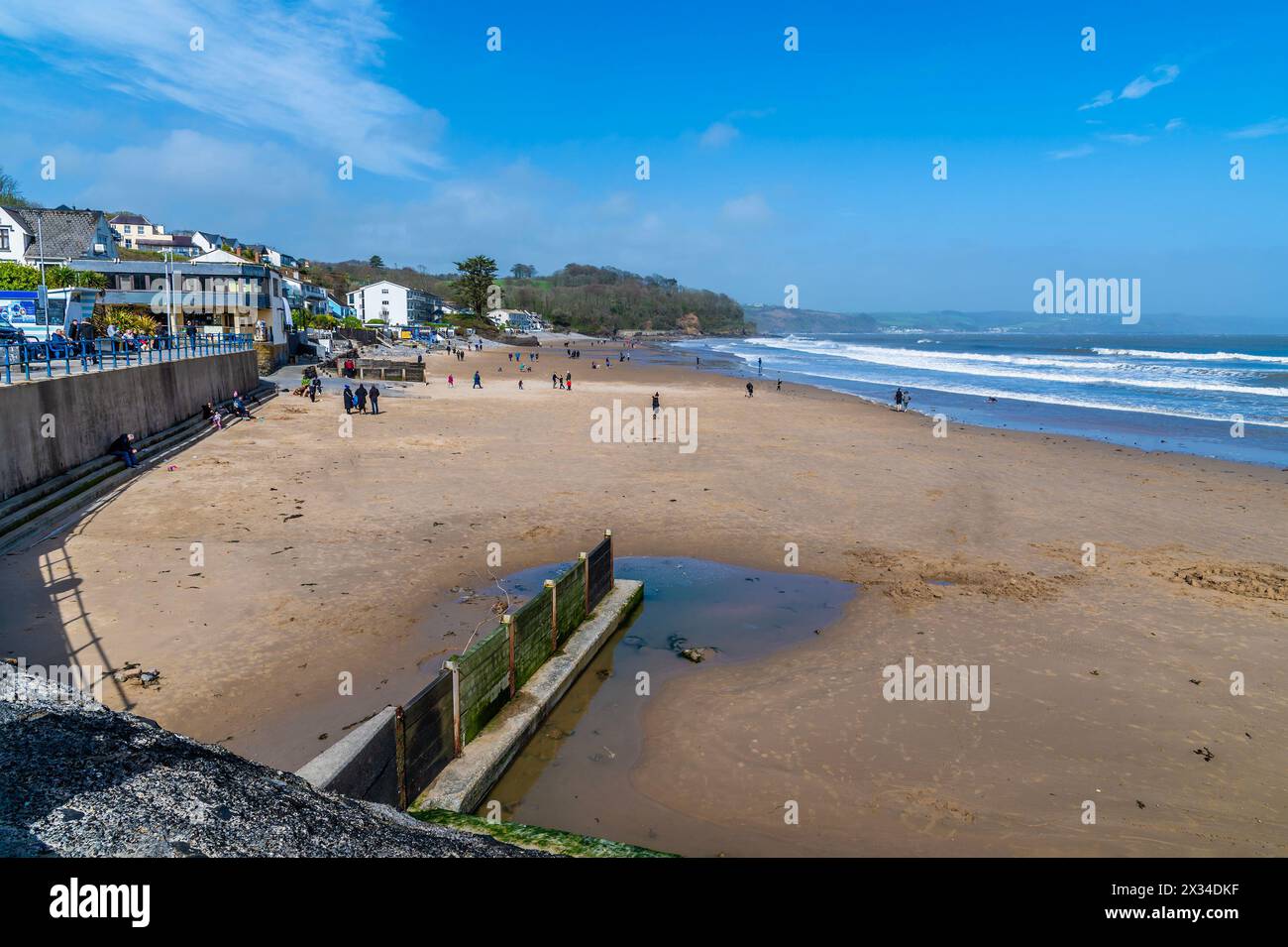 Una vista lungo la spiaggia nel villaggio di Saundersfoot, Galles, in una luminosa giornata primaverile Foto Stock