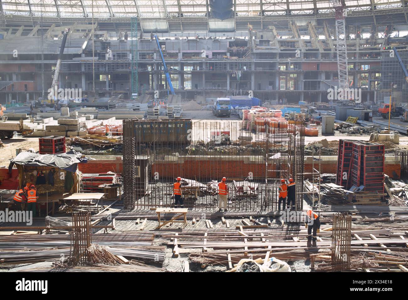 MOSCA - 08 agosto 2015: Lavori di costruzione dello stadio principale Luzhniki a Mosca Foto Stock