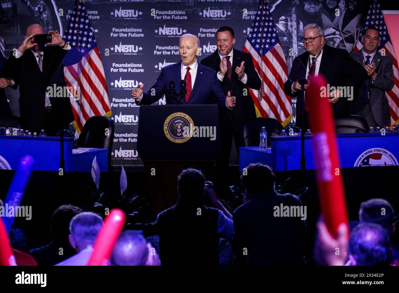 Washington, Stati Uniti. 24 aprile 2024. Il presidente Joe Biden parla alla Conferenza legislativa del North America's Building Trades Union (NABTU) 2024 il 24 aprile 2024 a Washington, DC. La NABTU ha fatto una delle prime approvazioni mai rilasciate quando ha dichiarato il proprio sostegno al presidente Biden nelle elezioni presidenziali del 2024. (Foto di Samuel Corum/Sipa USA) credito: SIPA USA/Alamy Live News Foto Stock