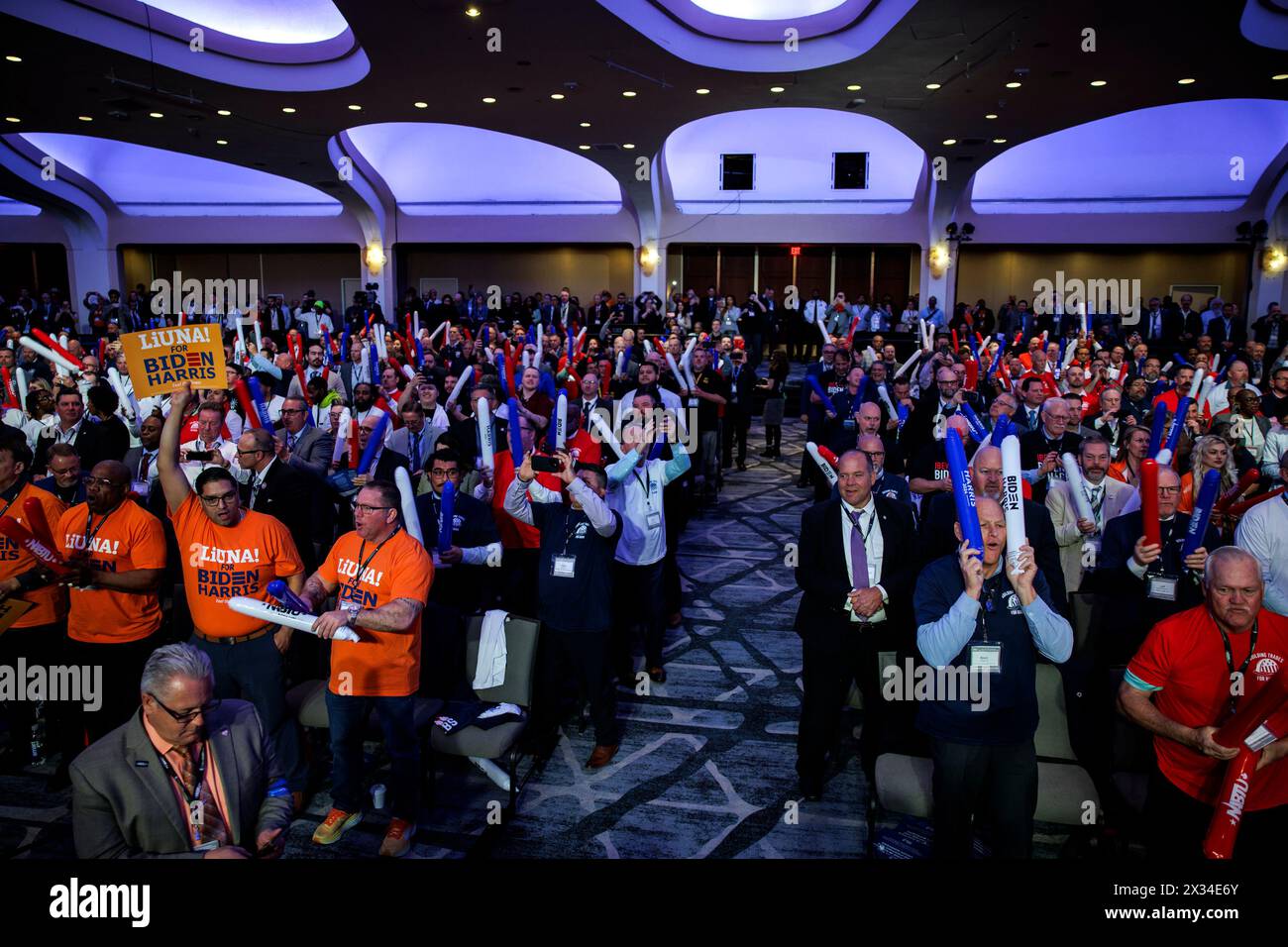 Washington, Stati Uniti. 24 aprile 2024. I membri della North America's Building Trades Union (NABTU) applaudono e bandiscono insieme i produttori di rumore mentre il presidente Joe Biden parla alla loro Conferenza legislativa del 2024 il 24 aprile 2024 a Washington, DC. La NABTU ha fatto una delle prime approvazioni mai rilasciate quando ha dichiarato il proprio sostegno al presidente Biden nelle elezioni presidenziali del 2024. (Foto di Samuel Corum/Sipa USA) credito: SIPA USA/Alamy Live News Foto Stock