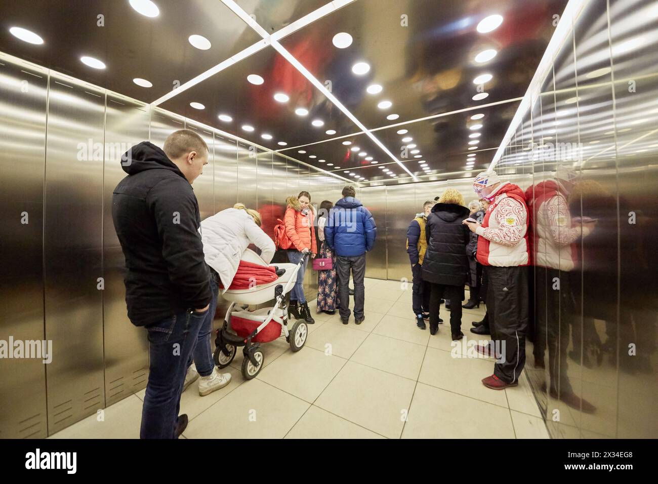 MOSCA, RUSSIA - 2 aprile 2016: Cabina ascensore con passeggeri nel centro commerciale Aviapark presso il viale Hodynskiy. Foto Stock