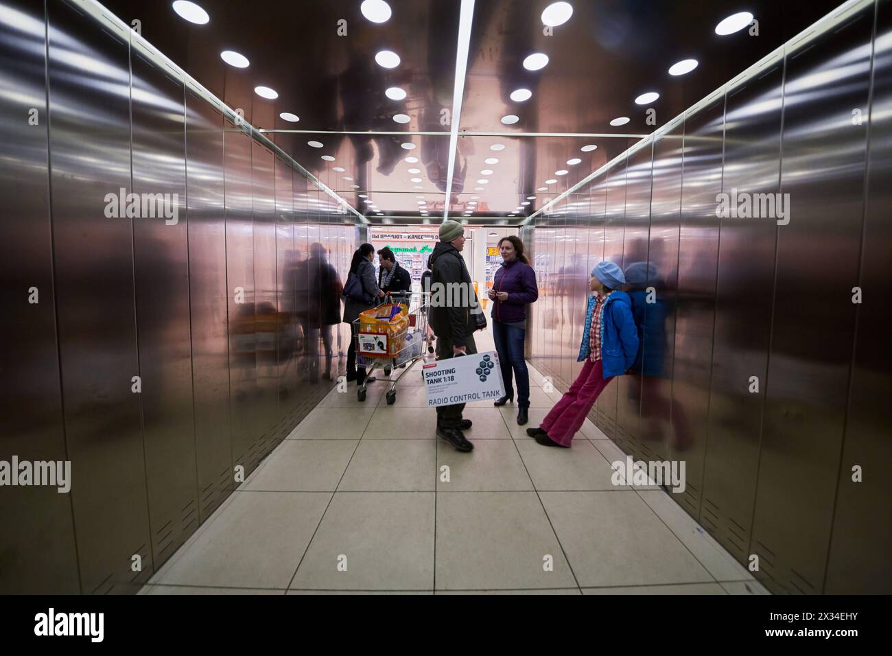 MOSCA, RUSSIA - 2 aprile 2016: Cabina ascensore con passeggeri nel centro commerciale Aviapark presso il viale Hodynskiy. Aviapark ha una superficie totale di 390 000 mq Foto Stock