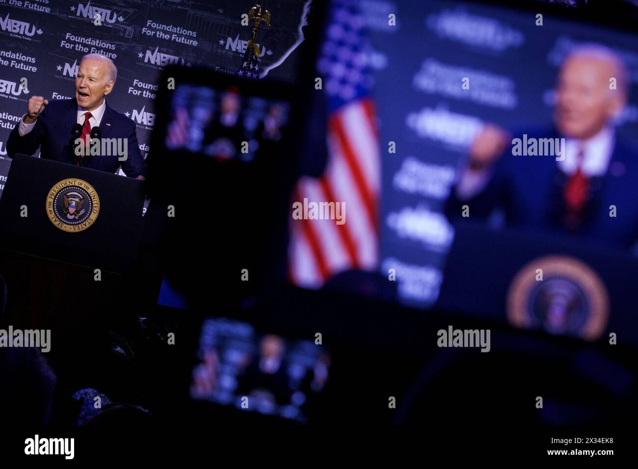 Washington, Stati Uniti. 24 aprile 2024. Il presidente Joe Biden parla alla Conferenza legislativa del North America's Building Trades Union (NABTU) 2024 il 24 aprile 2024 a Washington, DC. La NABTU ha fatto una delle prime approvazioni mai rilasciate quando ha dichiarato il proprio sostegno al presidente Biden nelle elezioni presidenziali del 2024. (Foto di Samuel Corum/Sipa USA) credito: SIPA USA/Alamy Live News Foto Stock