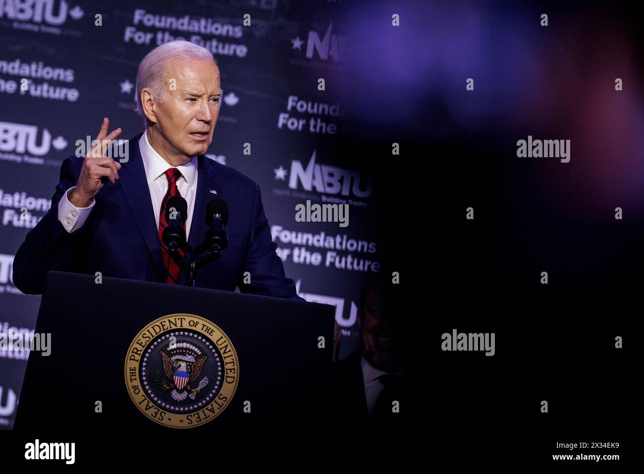 Washington, Stati Uniti. 24 aprile 2024. Il presidente Joe Biden parla alla Conferenza legislativa del North America's Building Trades Union (NABTU) 2024 il 24 aprile 2024 a Washington, DC. La NABTU ha fatto una delle prime approvazioni mai rilasciate quando ha dichiarato il proprio sostegno al presidente Biden nelle elezioni presidenziali del 2024. (Foto di Samuel Corum/Sipa USA) credito: SIPA USA/Alamy Live News Foto Stock