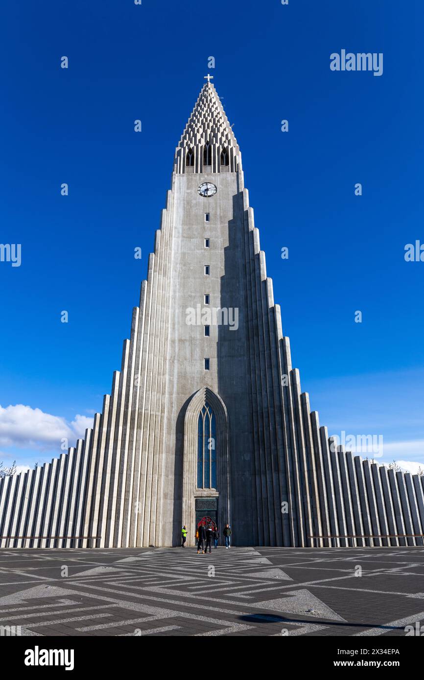 Reykjavik, Islanda, 14.05.22. La chiesa modernista di Hallgrimskirkja assomiglia a colonne basaltiche a Reykjavik, Islanda, moderno campanile. Foto Stock