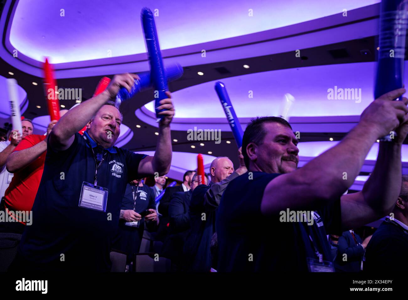 Washington, Stati Uniti. 24 aprile 2024. I membri della North America's Building Trades Union (NABTU) applaudono e bandiscono insieme i produttori di rumore mentre il presidente Joe Biden parla alla loro Conferenza legislativa del 2024 il 24 aprile 2024 a Washington, DC. La NABTU ha fatto una delle prime approvazioni mai rilasciate quando ha dichiarato il proprio sostegno al presidente Biden nelle elezioni presidenziali del 2024. (Foto di Samuel Corum/Sipa USA) credito: SIPA USA/Alamy Live News Foto Stock