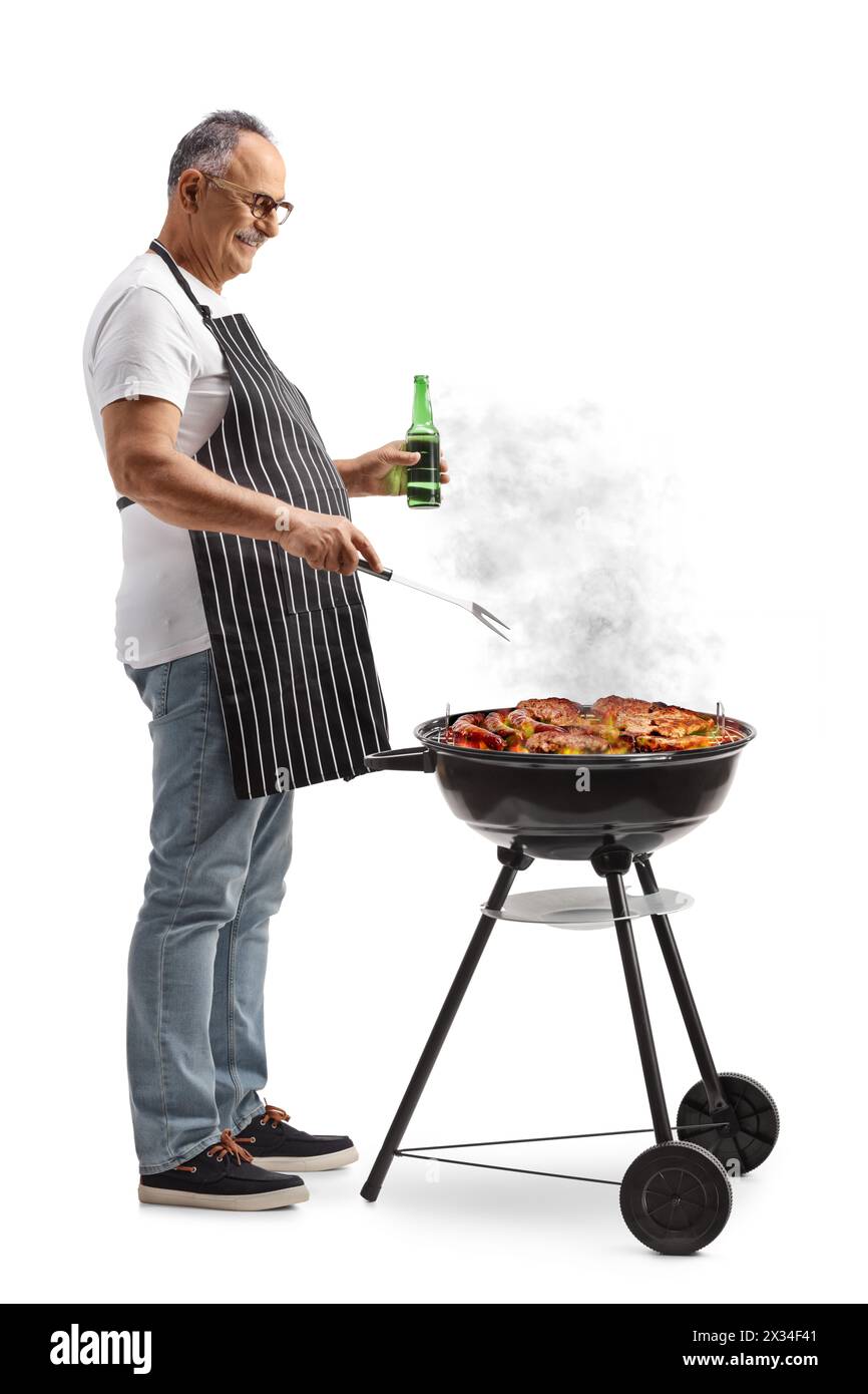Uomo con una bottiglia di carne alla griglia alla birra su un barbecue portatile isolato su sfondo bianco Foto Stock