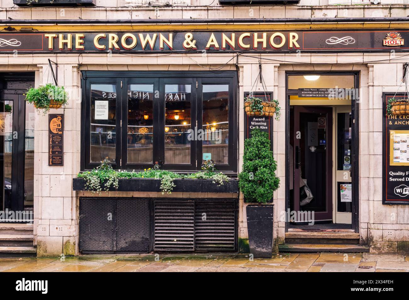 Manchester, Regno Unito, la facciata del pub Crown and Anchor con birre chiare di marca e cibo di qualità, gestito dal birrificio Joseph Holt. Foto Stock
