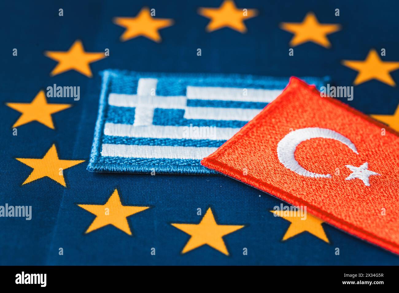Simboli della Turchia e della Grecia sullo sfondo della bandiera dell'Unione europea, concetto, prevista adesione della Turchia all'Unione, negoziati di adesione, B. Foto Stock