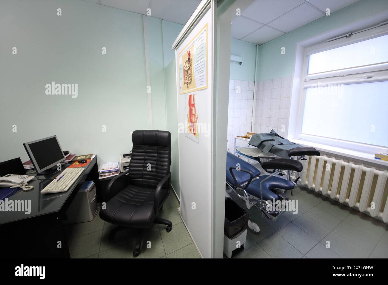 RUSSIA, MOSCA - AUG 31, 2015: Interno della sala esame gastroenterologo con poster di studio sul trattamento dei disturbi motori del tratto digestivo su wal Foto Stock