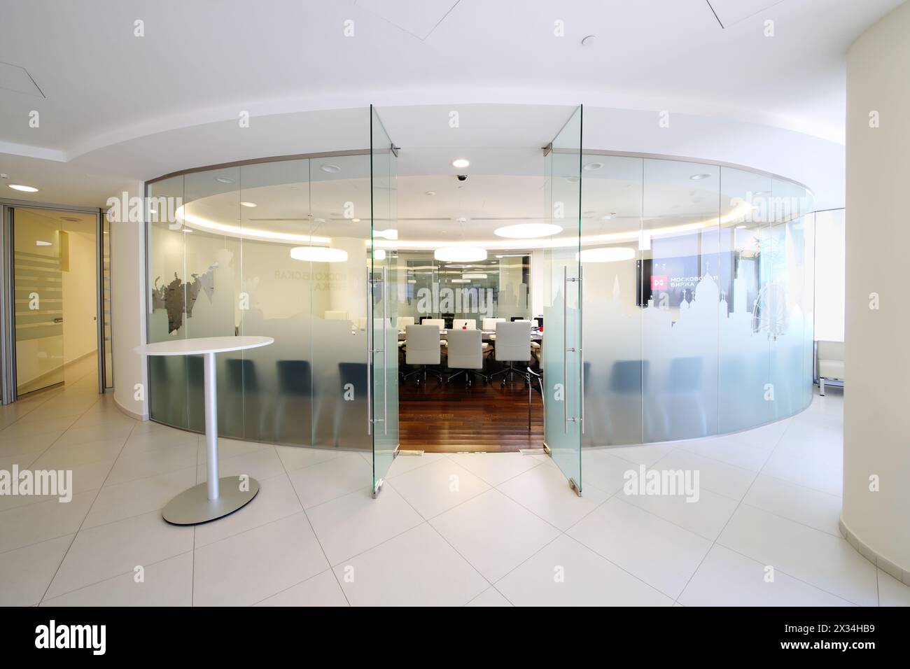 MOSCA, RUSSIA - APR 10, 2014: Pareti di vetro e porta aperta per la sala conferenze vuota nell'ufficio di Moscow Exchange Foto Stock