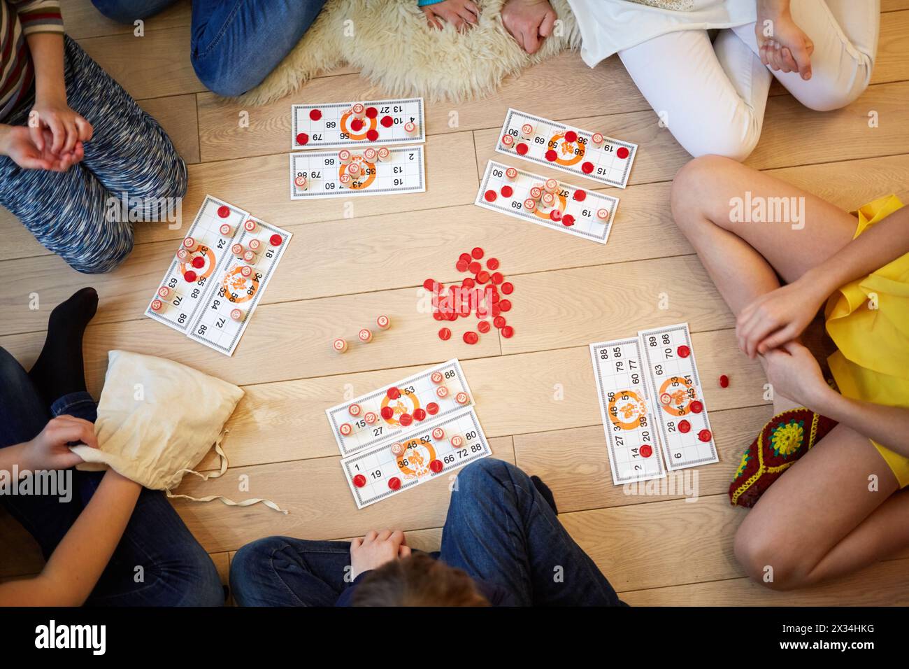I bambini giocano lotto russo seduti sul pavimento, vista dall'alto. Foto Stock