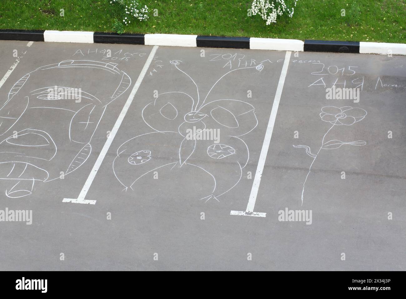 Disegni dei bambini in gesso sul marciapiede Foto Stock