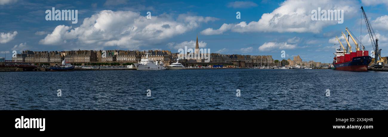 Vista sul porto e sullo skyline di Saint-Malo, Bretagna, Francia Foto Stock