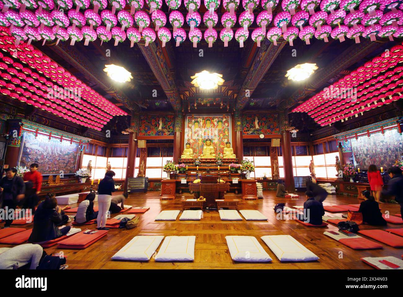 SEOUL - 4 novembre 2015: I credenti pregano nel tempio di Bongeunsa, Bongeunsa è un tempio buddista situato a Samseong-dong, Gangnam-GU, è stato fondato nel 794 Foto Stock