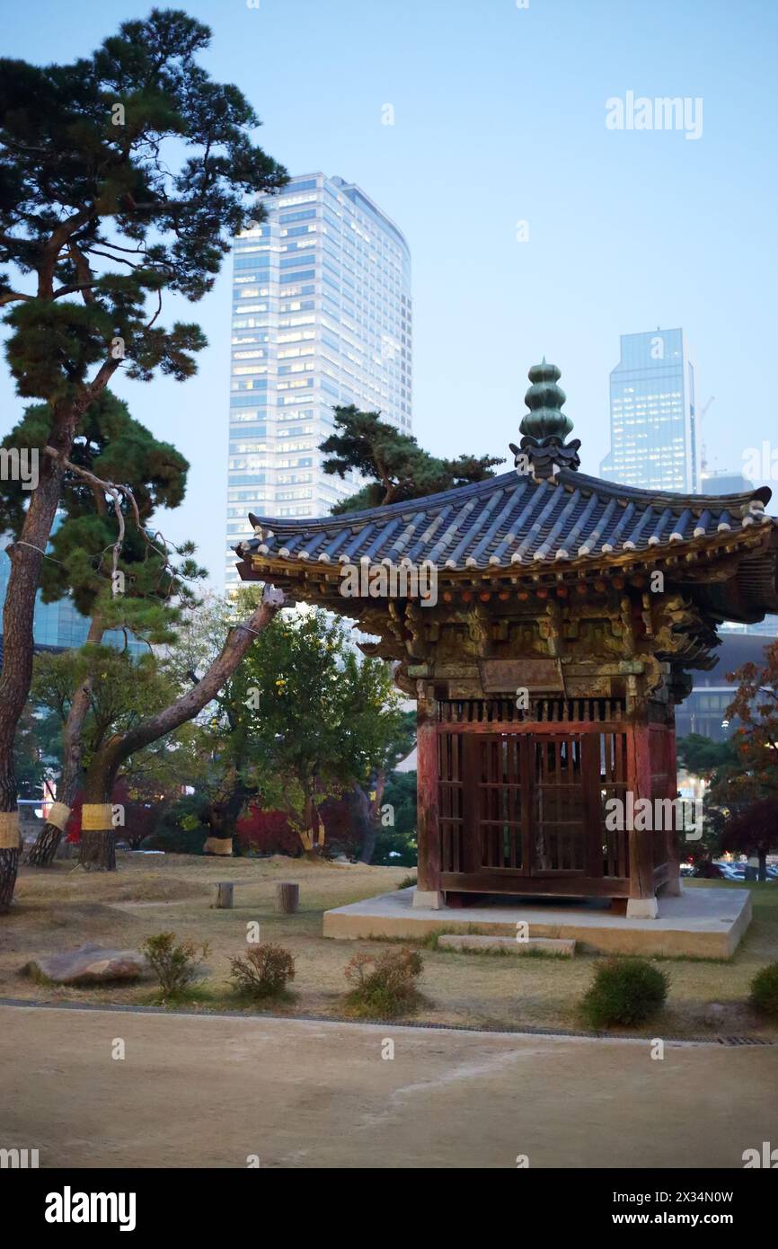 Arbor vicino al tempio di Bongeunsa, Bongeunsa è un tempio buddista situato a Samseong-dong, Gangnam-GU, fondato nel 794 Foto Stock
