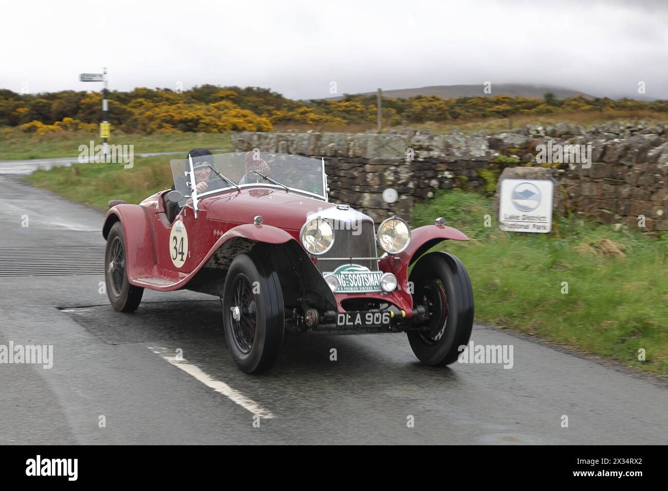 Un Riley Kestrel del 1936 lascia Caldbeck, in Cumbria. L'auto partecipa al Flying Scotsman Rally, un evento pubblico gratuito. Foto Stock