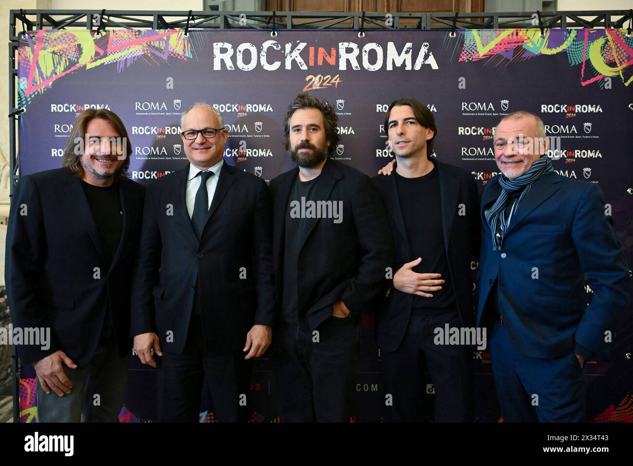 Roma, Italia. 24 aprile 2024. Maxmiliano Bucci, Roberto Gualtieri, Tommaso Paradiso, Alessandro onorato e Sergio Giuliani presenteranno la 14a edizione di Rock in Roma 2024 durante una conferenza stampa presso la sala della Protomoteca, Campidoglio, a Roma, il 24 aprile, 2024. (foto di Domenico Cippitelli/NurPhoto) credito: NurPhoto SRL/Alamy Live News Foto Stock