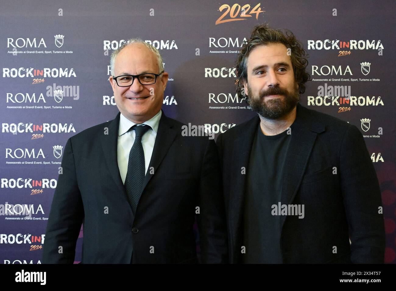 Roma, Italia. 24 aprile 2024. Roberto Gualtieri e Tommaso Paradiso presenteranno la 14a edizione di Rock in Roma 2024 durante una conferenza stampa presso la sala della Protomoteca, Campidoglio, a Roma, il 24 aprile, 2024. (foto di Domenico Cippitelli/NurPhoto) credito: NurPhoto SRL/Alamy Live News Foto Stock