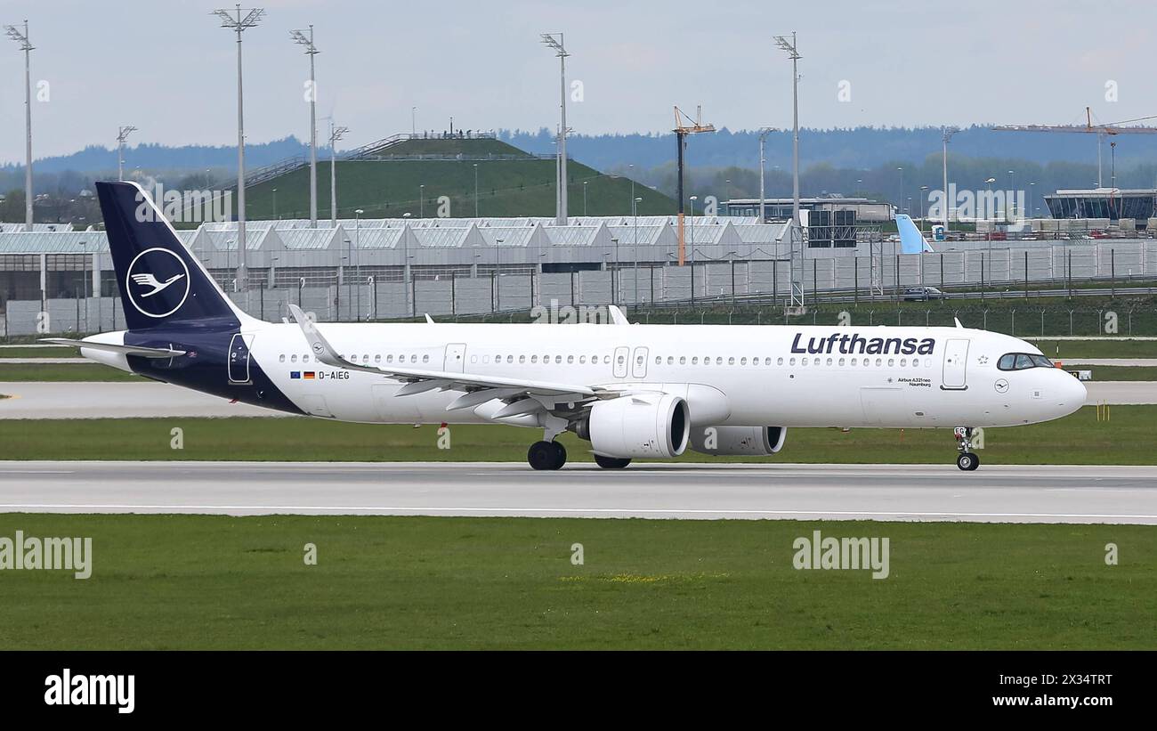 Ein Airbus A321neo, A321-271N der Fluglinie, Airline, Fluggesellschaft Lufthansa mit dem Kennzeichen, der Registrierung D-AIEG und der Seriennummer, MSN 074 und dem Taufnamen Naumburg rollt am Airport München nach der Landung zur parkposition, Flughafen München von der Landebahn, Runway, 22.04, München Wirtschaft, 2024, Wirtschland.04. Reisen, Flugzeuge am Flughafen München *** un Airbus A321neo, A321 271N della compagnia aerea, della compagnia aerea, della compagnia aerea Lufthansa con targa, numero di registrazione AIEG e numero di serie, MSN 074 e il battesimo Naumburg taxi all'aeroporto di Monaco dopo l'atterraggio in pa Foto Stock