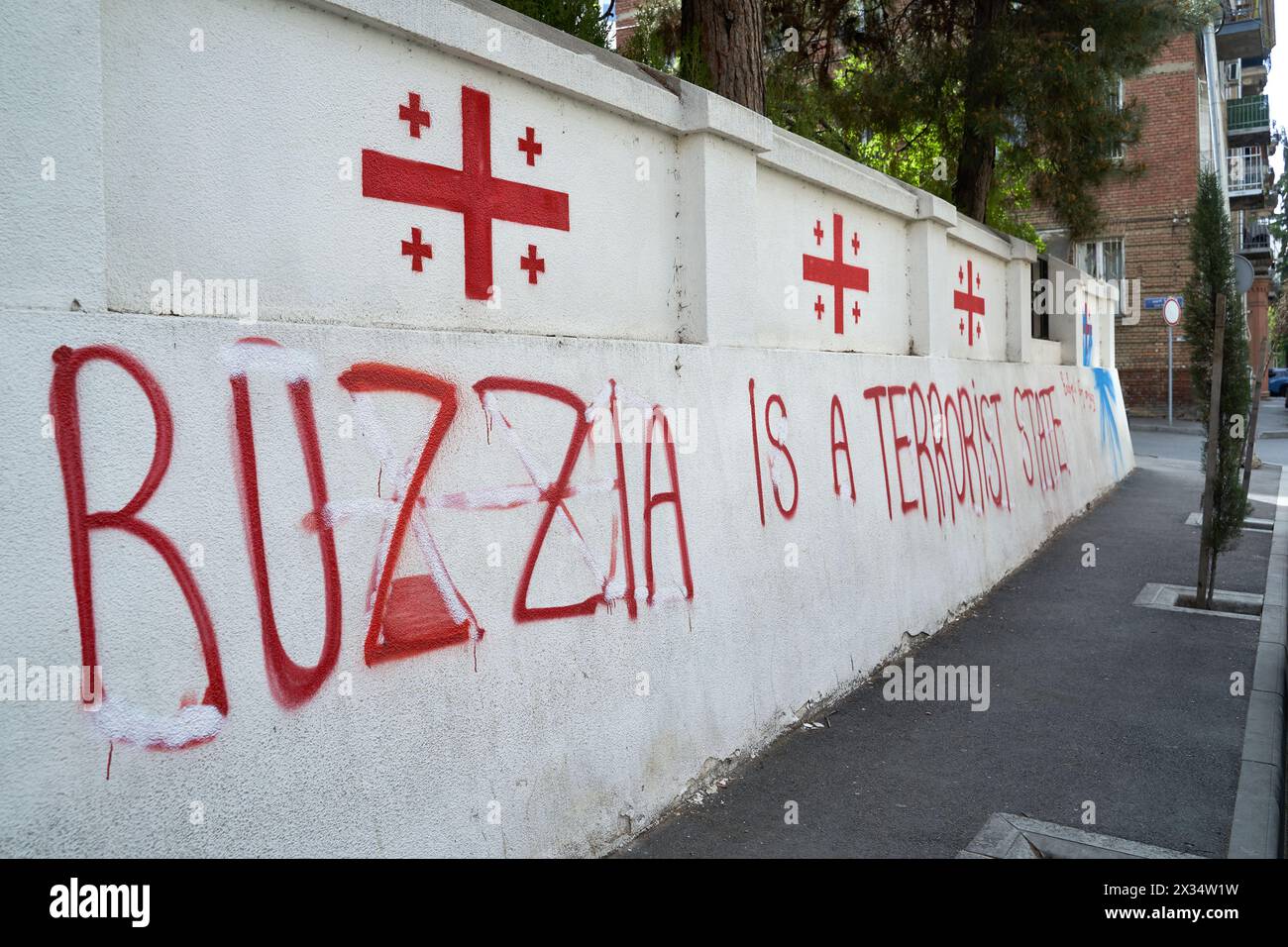 Scritti anti-russi e bandiere della Georgia sul muro Foto Stock