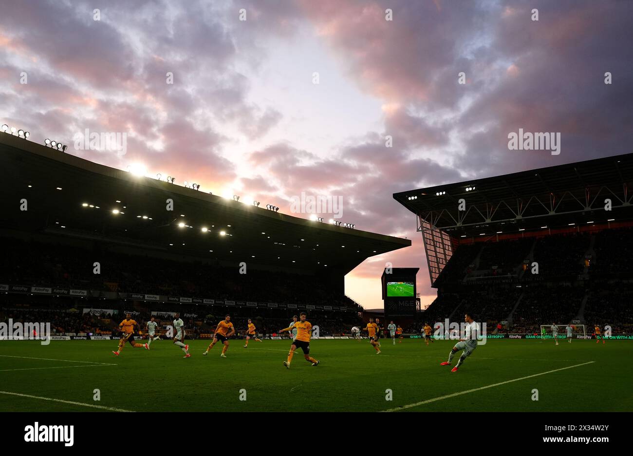 Una visione generale dell'azione durante la partita di Premier League a Molineux, Wolverhampton. Data foto: Mercoledì 24 aprile 2024. Foto Stock