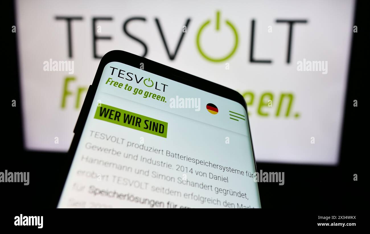 Telefono cellulare con sito web della società tedesca di stoccaggio dell'energia TESVOLT AG davanti al logo aziendale. Mettere a fuoco in alto a sinistra sul display del telefono. Foto Stock