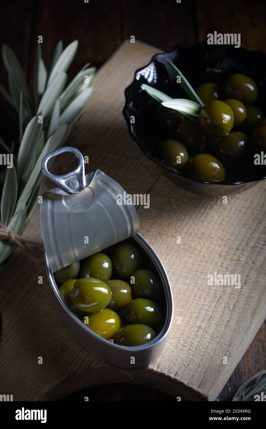 Olive in contenitori isolati con fondo rustico Foto Stock