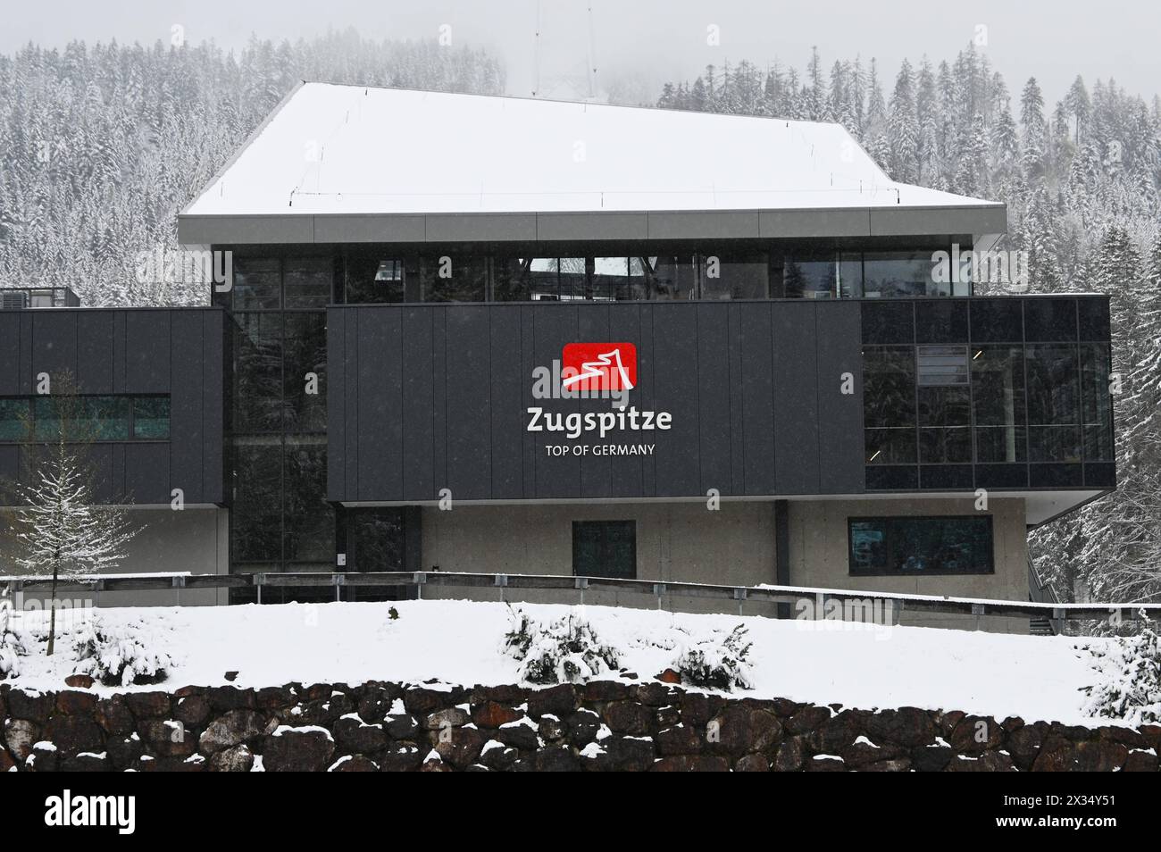 Garmisch-Partenkirchen, Zugspitz-Seilbahn. Die Seilbahn Zugspitze ist eine Luftseilbahn zwischen der Talstation am Eibsee und der Bergstation am Zugspitzgipfel. SIE überwindet dabei mit 1945 m den grössten Höhenunterschied aller Pendelbahnen der Welt innerhalb einer Sektion. Betreiberin ist die Bayerische Zugspitzbahn Bergbahn AG - kurz BZB, eine Tochtergesellschaft der Gemeindewerke Garmisch-Partenkirchen. Die Bahn ersetzt die Eibsee-Seilbahn - auch Eibseeseilbahn oder Eibseebahn, Die bis zum 2. Aprile 2017 auf fast derselben Strecke zum Gipfel führte *** Garmisch Partenkirchen, Zugspitze cabl Foto Stock