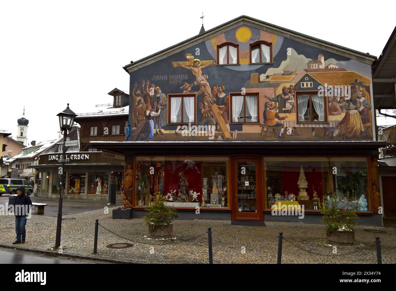 Oberammergau ist eine Gemeinde im oberbayerischen Landkreis Garmisch-Partenkirchen - SIE liegt im Naturpark Ammergauer Alpen. Der gleichnamige Hauptort ist Sitz der Gemeindeverwaltung. Foto: Lang Selig Erben - Holzschnitzkunst *** Oberammergau è un comune del distretto dell'alta Baviera di Garmisch Partenkirchen, situato nel Parco naturale delle Alpi Ammergau la città principale con lo stesso nome è la sede dell'amministrazione comunale foto Lang Selig Erben Holzschnitzkunst Foto Stock